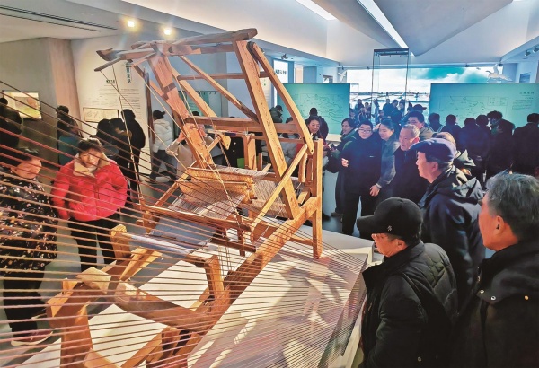 焕新升级 游客如潮.jpg