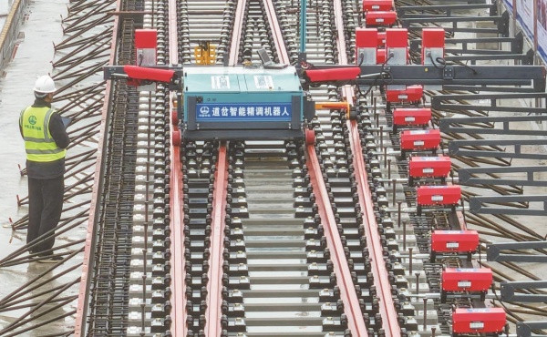 中国高铁建设再添“硬核”装备！国内首套无砟道岔智能精调系统启东投用.jpg