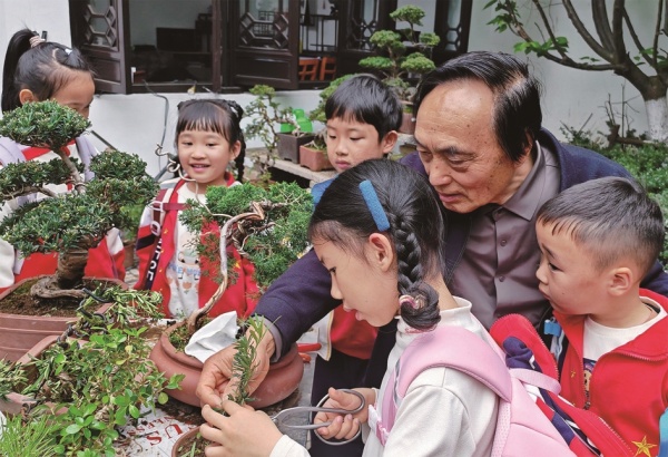 春游学艺两不误.jpg