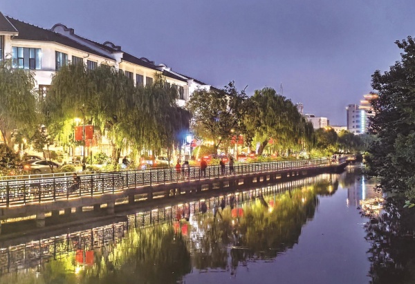 文峰公园北侧栈道“亮了”.jpg 文峰公园北侧栈道“亮了”.jpg