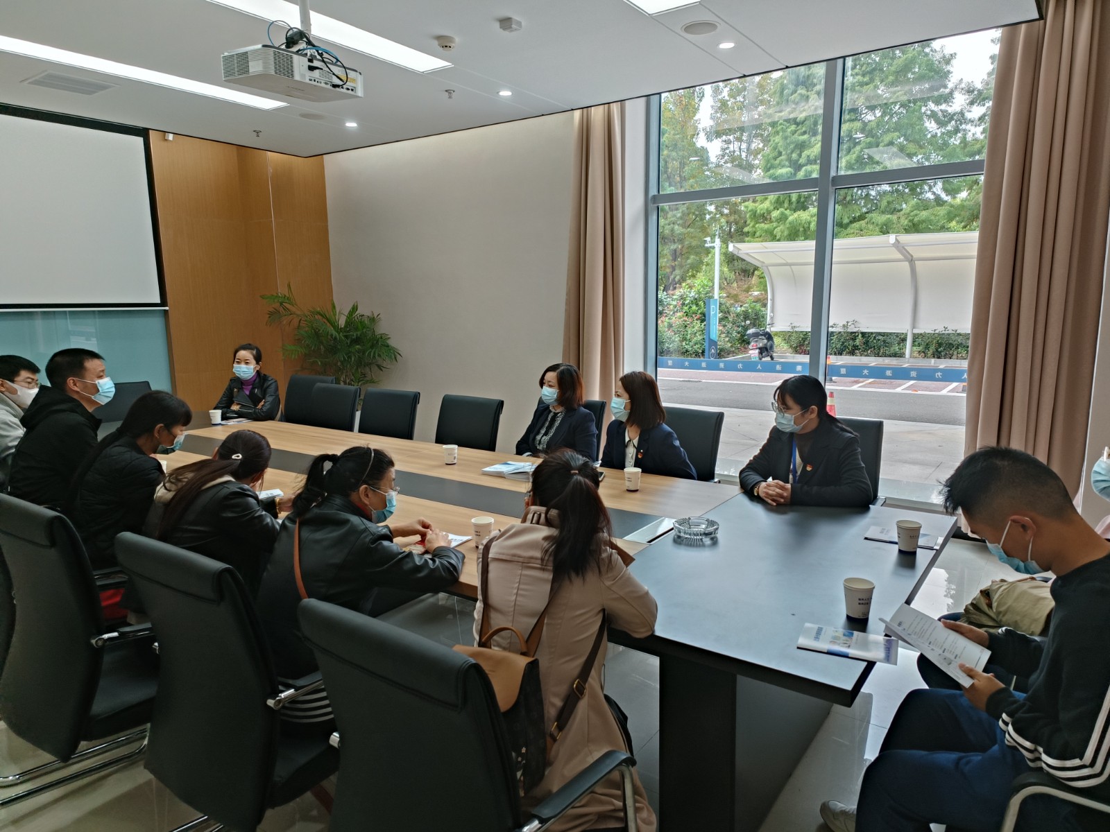 与参观群众代表开展座谈交流（1）.jpg