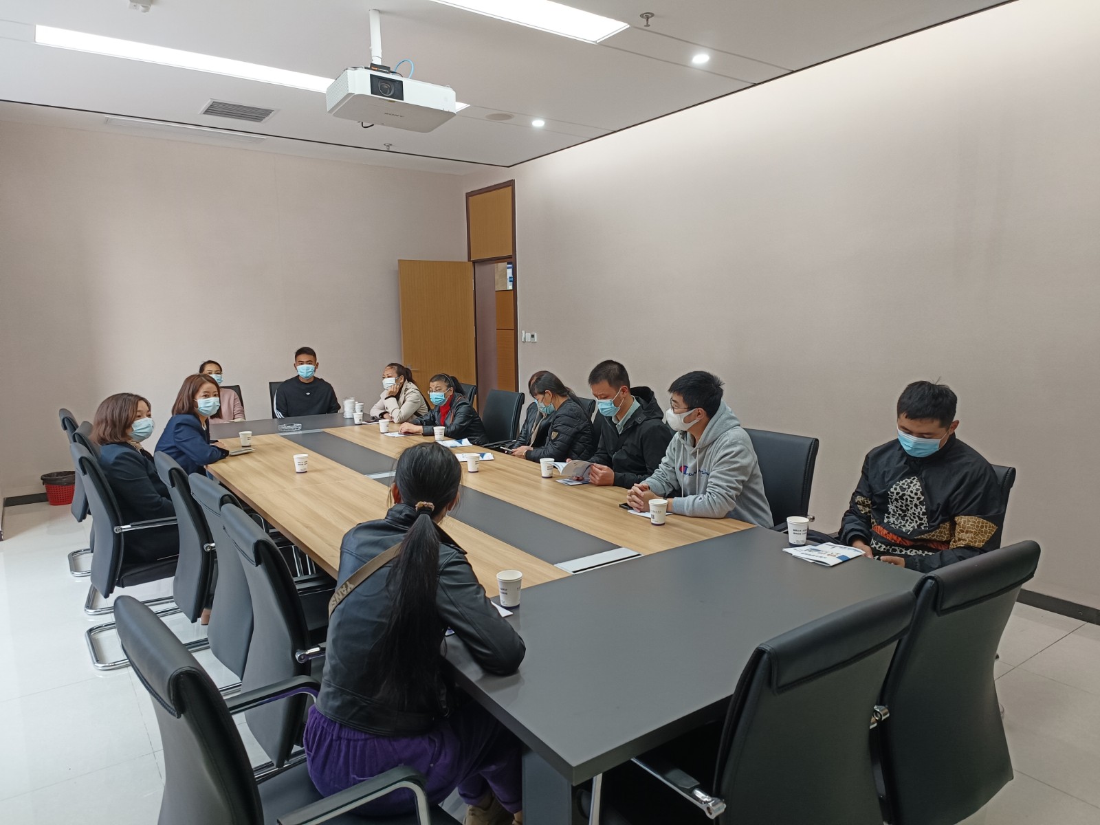 与参观群众代表开展座谈交流（2）.jpg