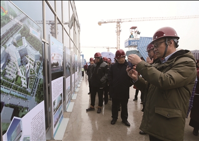 昨天下午，市人大代表视察中央创新区项目建设.jpg