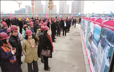 昨天，市政协委员视察中央创新区项目建设.jpg